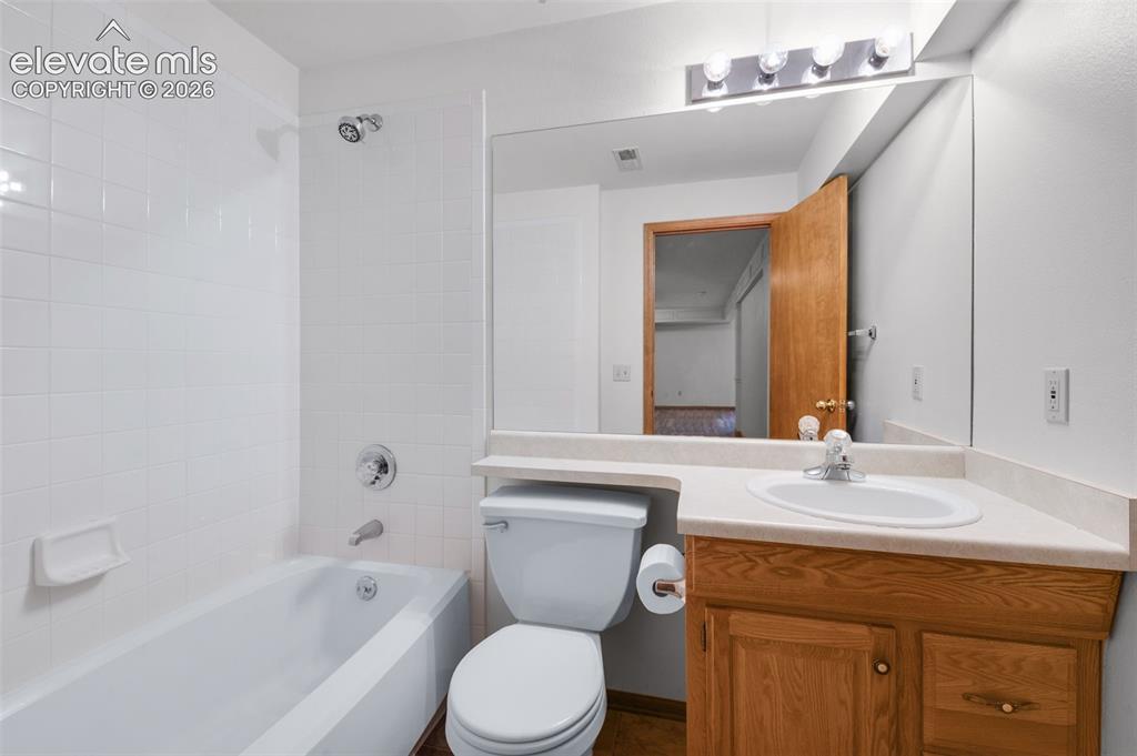 Image 32 of 49: Bathroom