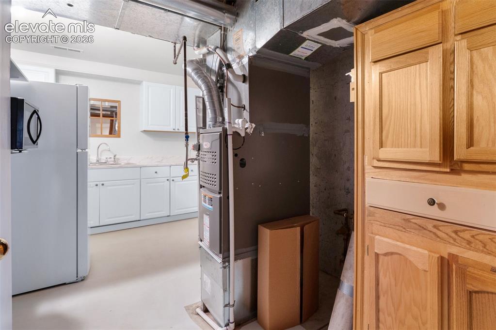 Image 39 of 49: Utility Room