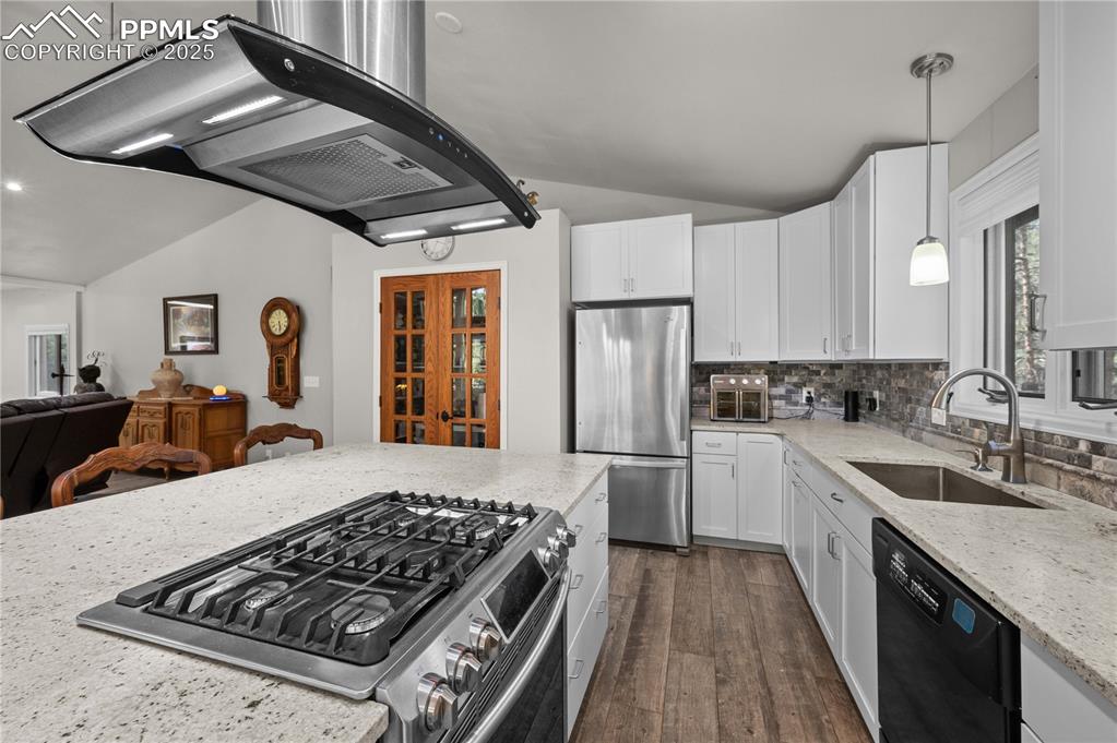 Image 13 of 39: Kitchen