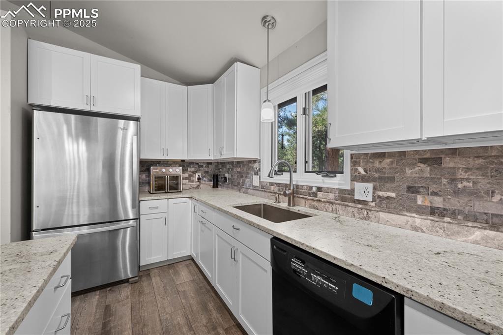Image 14 of 39: Kitchen