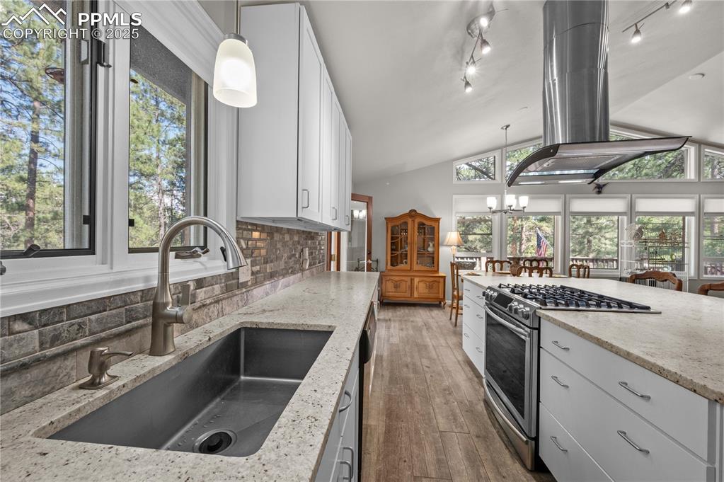Image 15 of 39: Kitchen