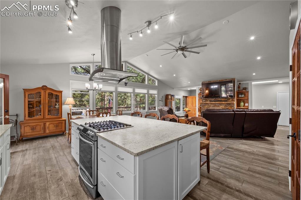 Image 16 of 39: Kitchen
