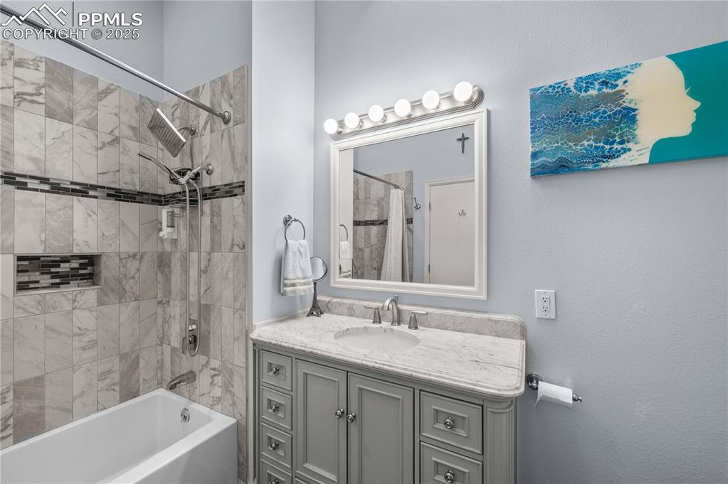 Image 19 of 39: Bathroom