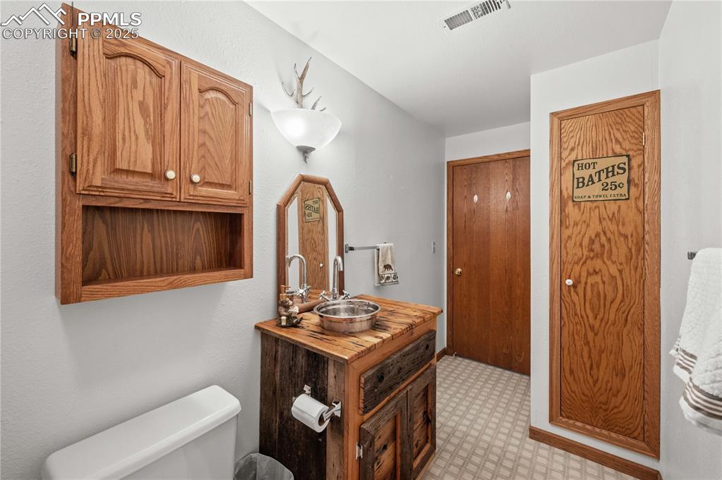 Image 34 of 39: Bathroom