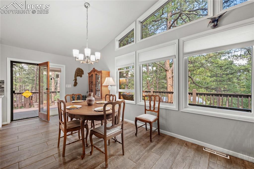 Image 7 of 39: Dining Area