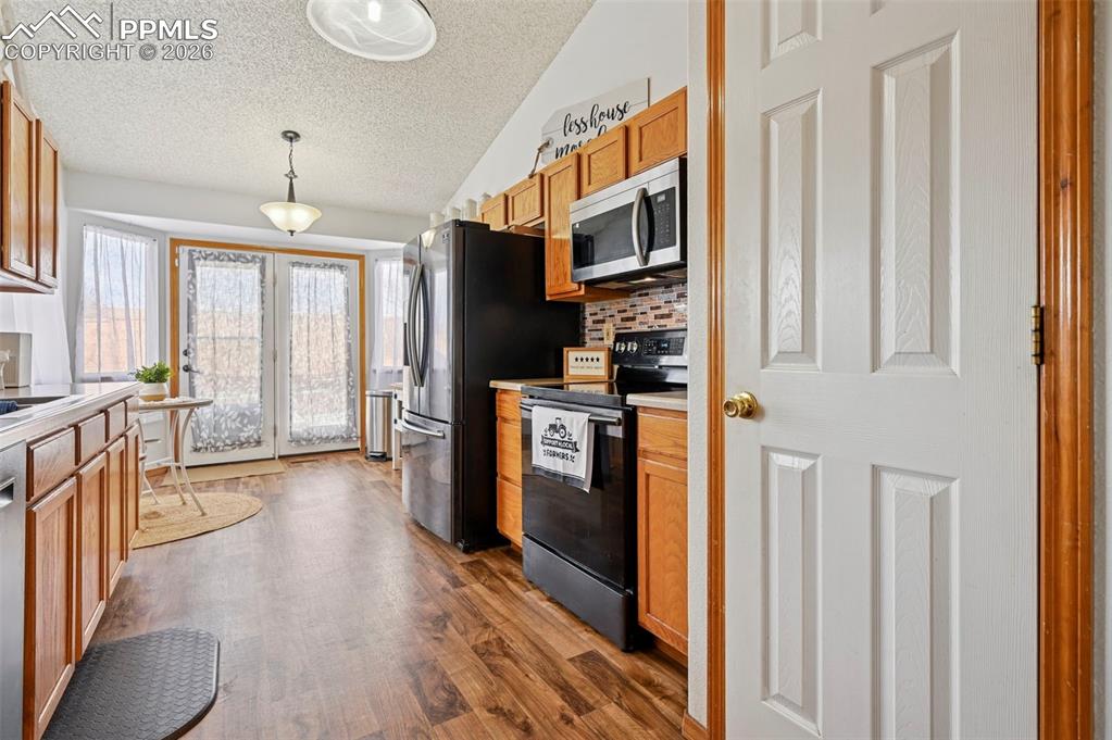 Image 10 of 40: Kitchen