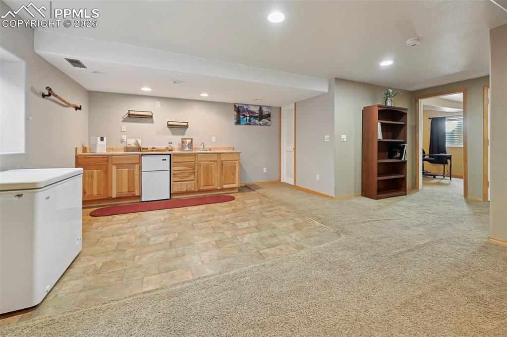 Image 25 of 40: Kitchen