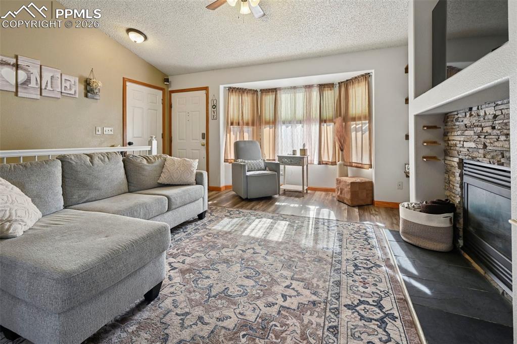 Image 3 of 40: Living Room