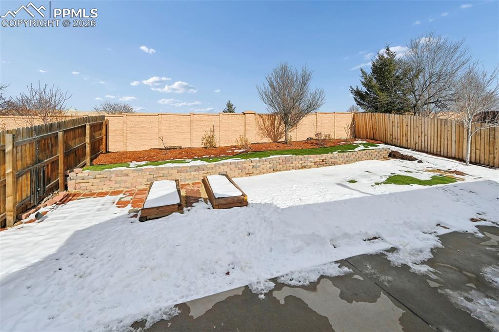 Image 32 of 40: Yard