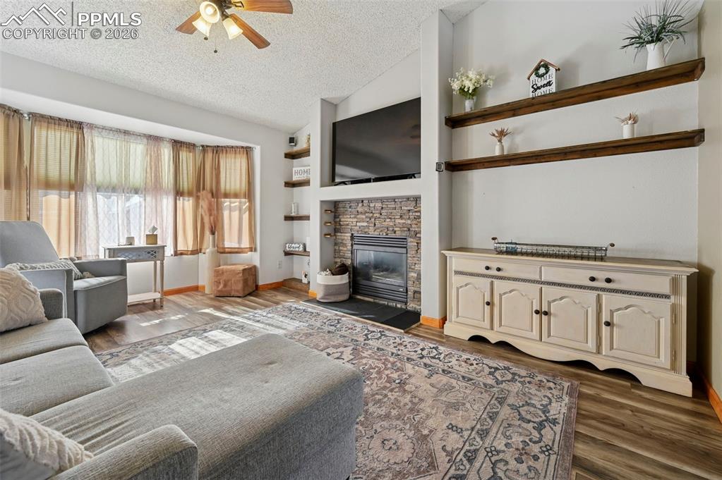 Image 5 of 40: Living Room