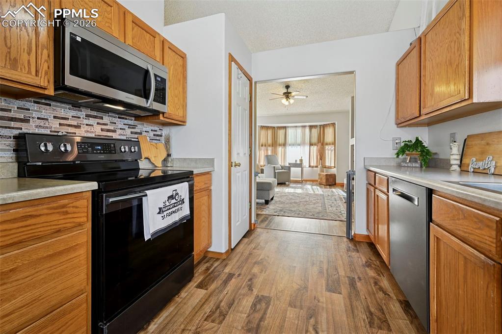 Image 7 of 40: Kitchen