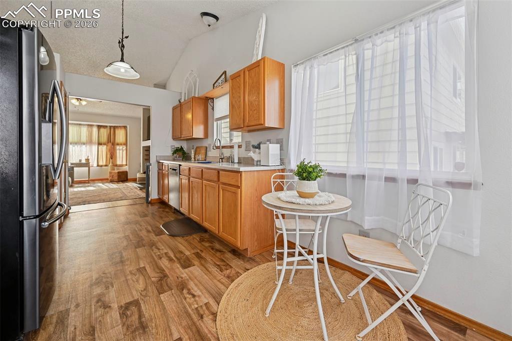 Image 8 of 40: Kitchen