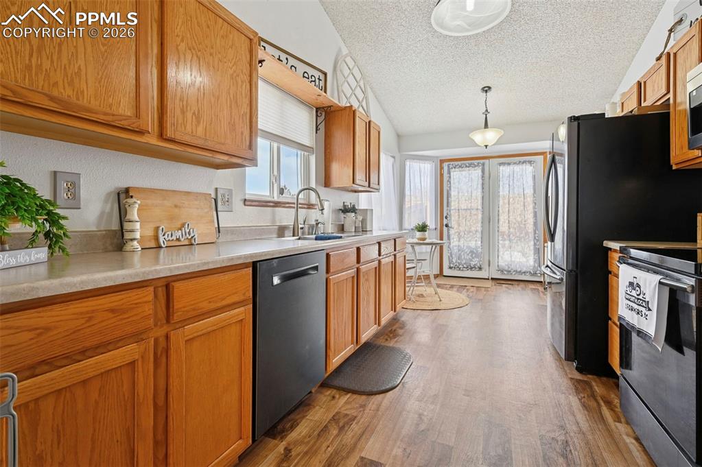 Image 9 of 40: Kitchen