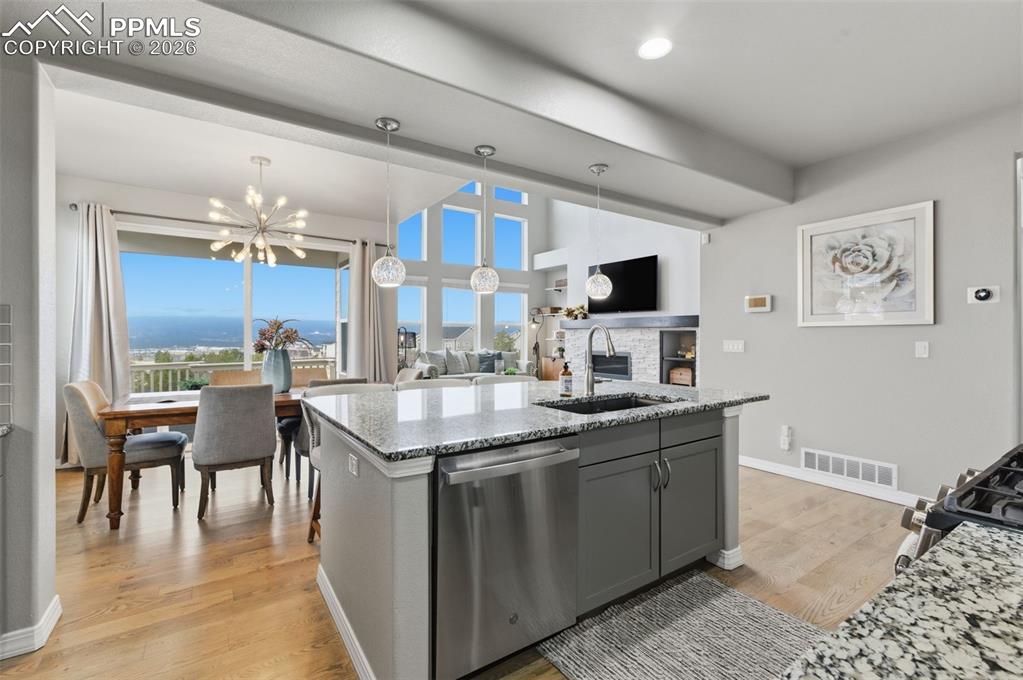 Image 13 of 50: Kitchen