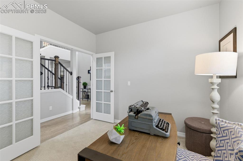 Image 17 of 50: Office