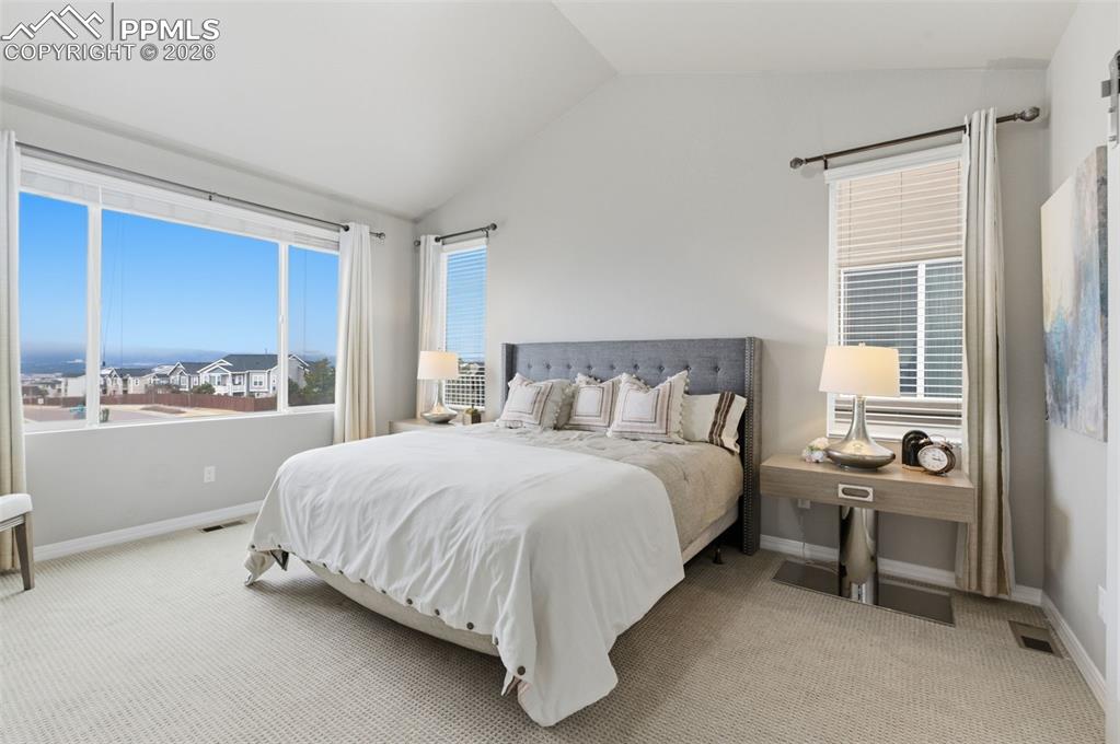 Image 19 of 50: Bedroom