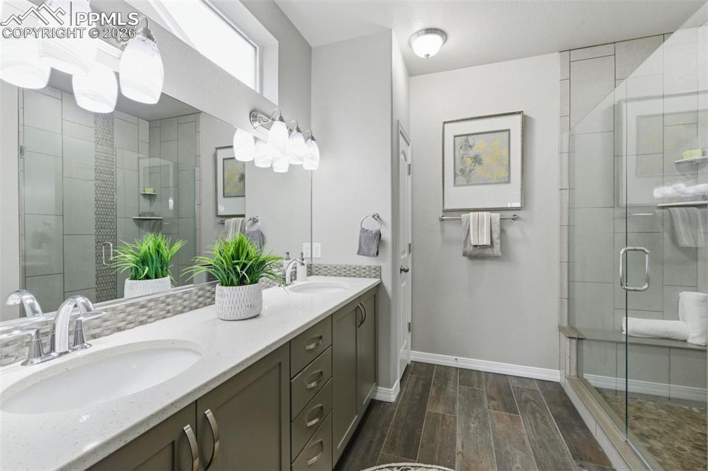 Image 22 of 50: Bathroom