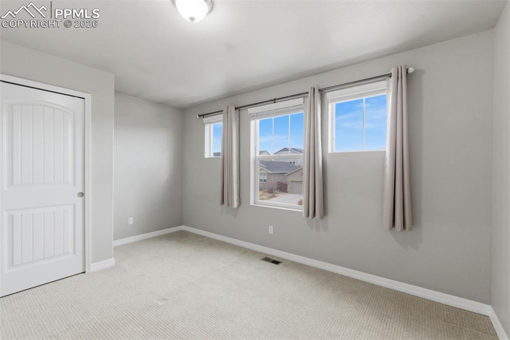 Image 31 of 50: Bedroom