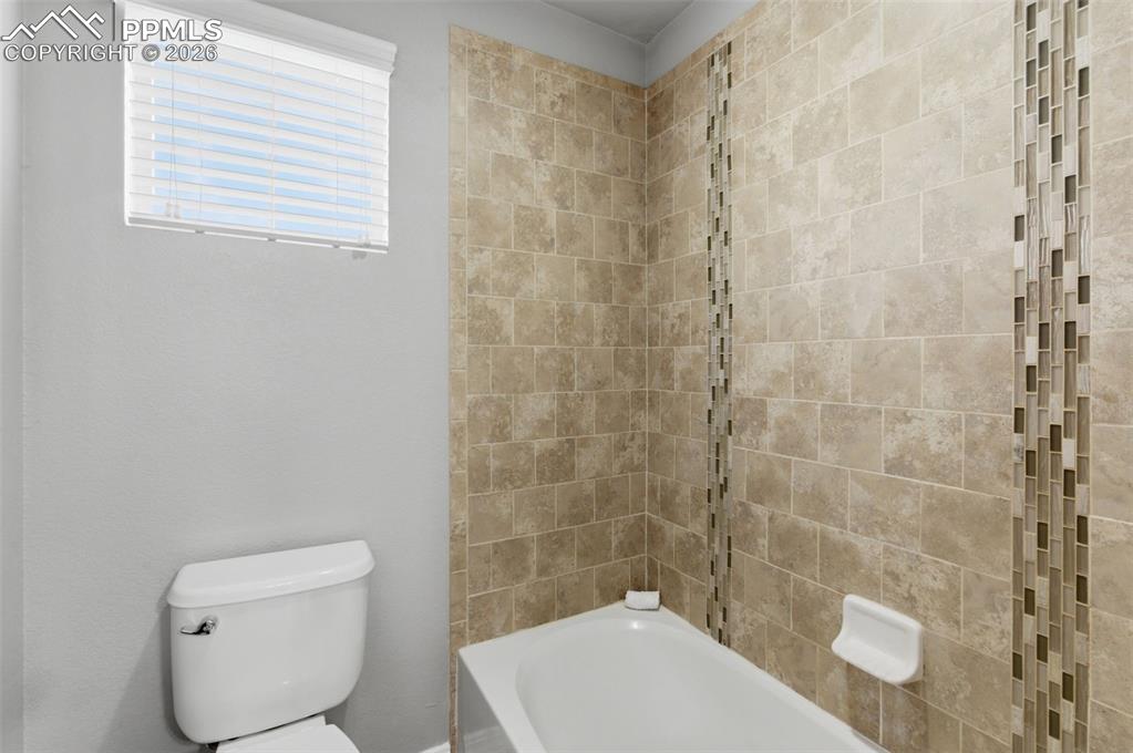 Image 34 of 50: Bathroom