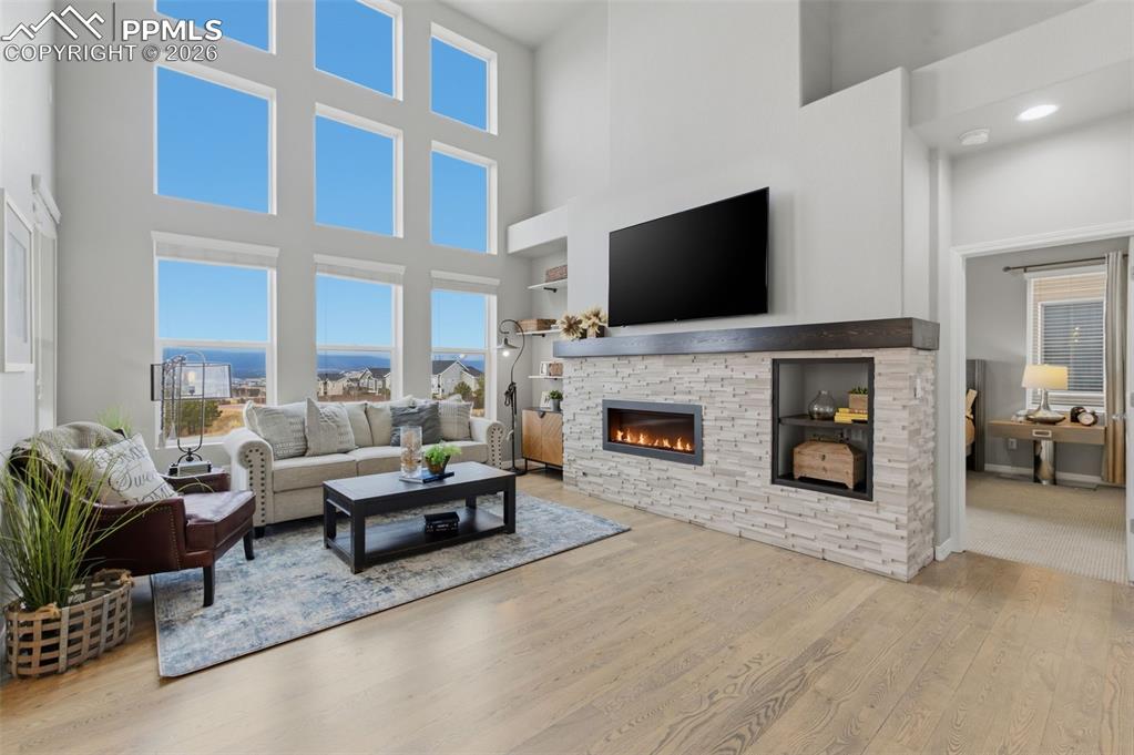 Image 4 of 50: Living Room