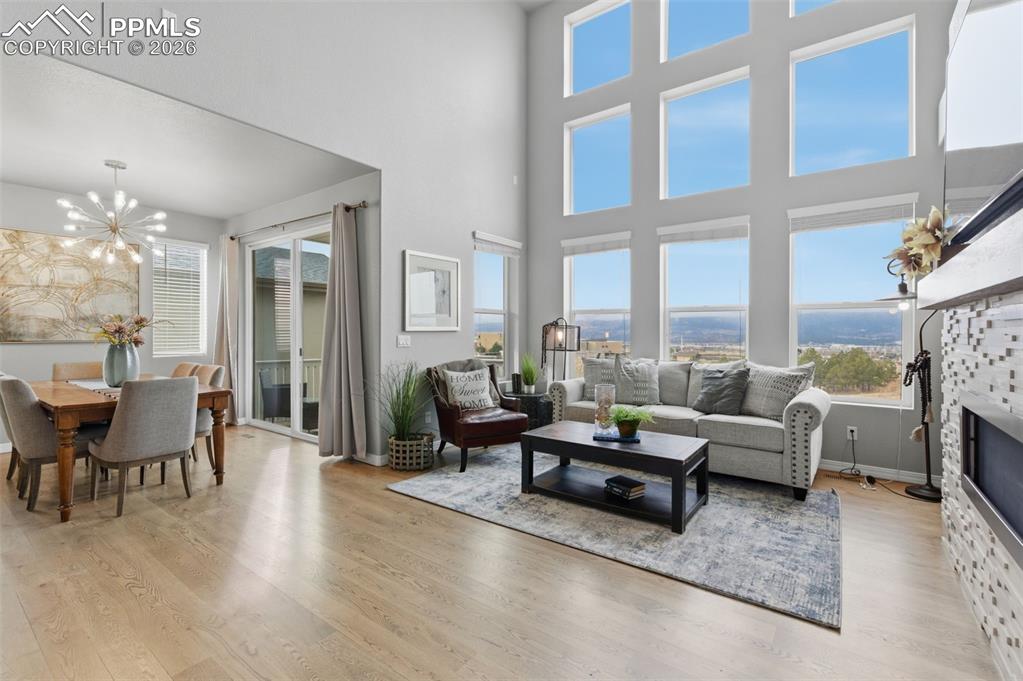 Image 5 of 50: Living Room