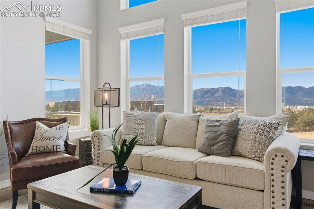 Image 6 of 50: Living Room