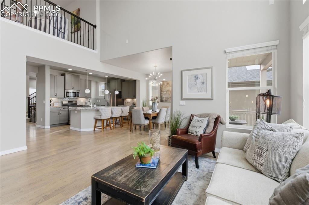 Image 7 of 50: Living Room