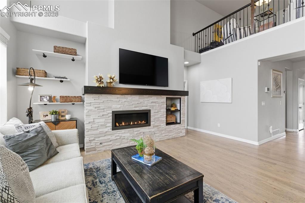 Image 8 of 50: Living Room