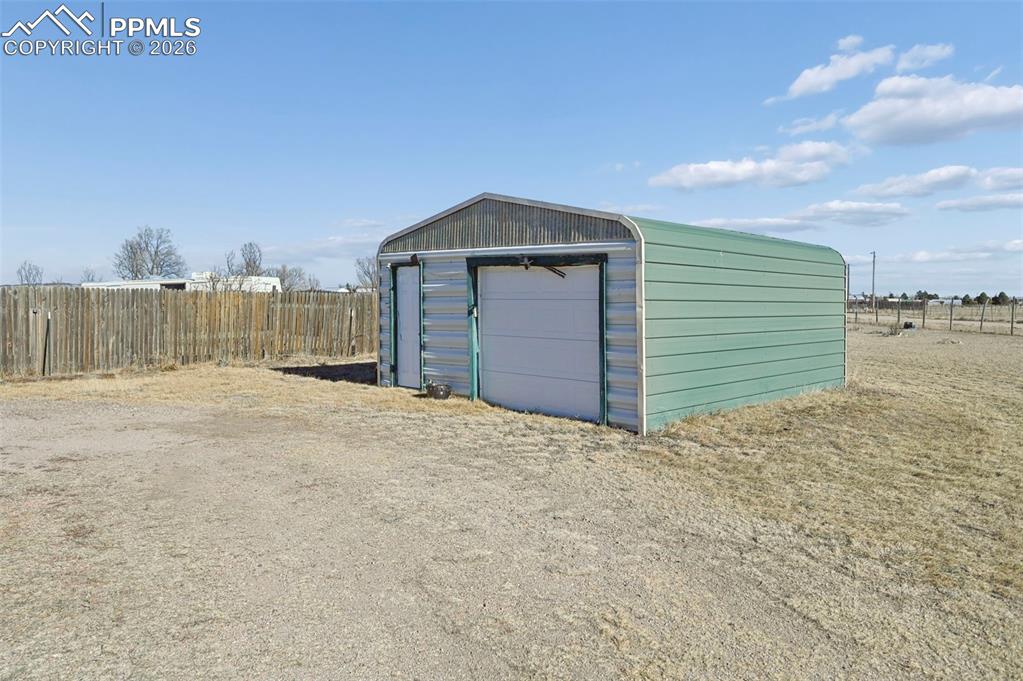 Image 14 of 22: Garage