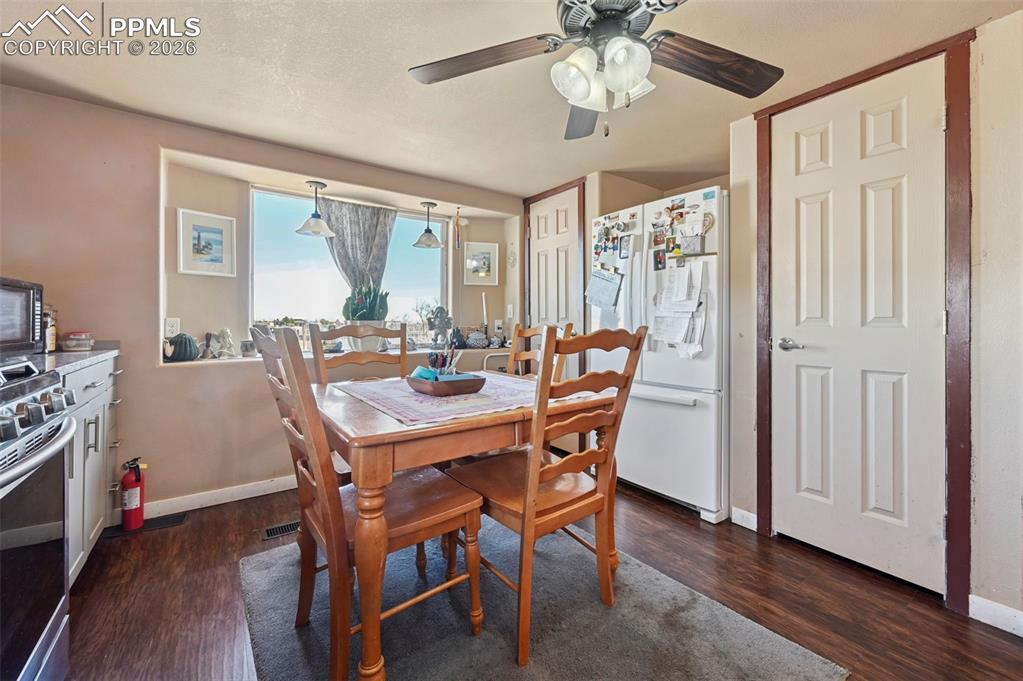 Image 4 of 22: Dining Area