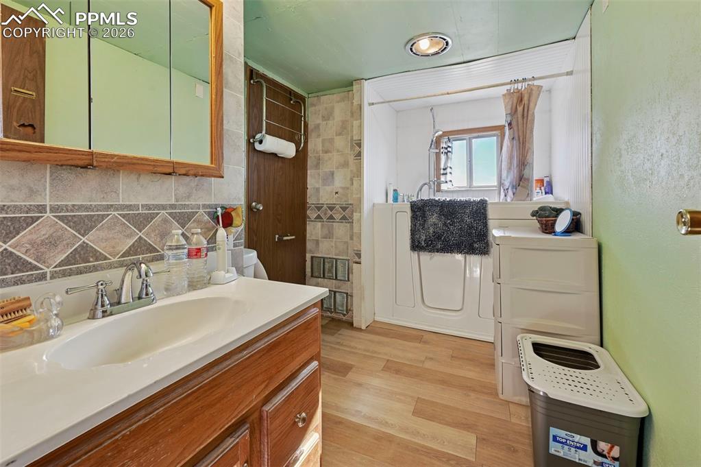 Image 9 of 22: Bathroom