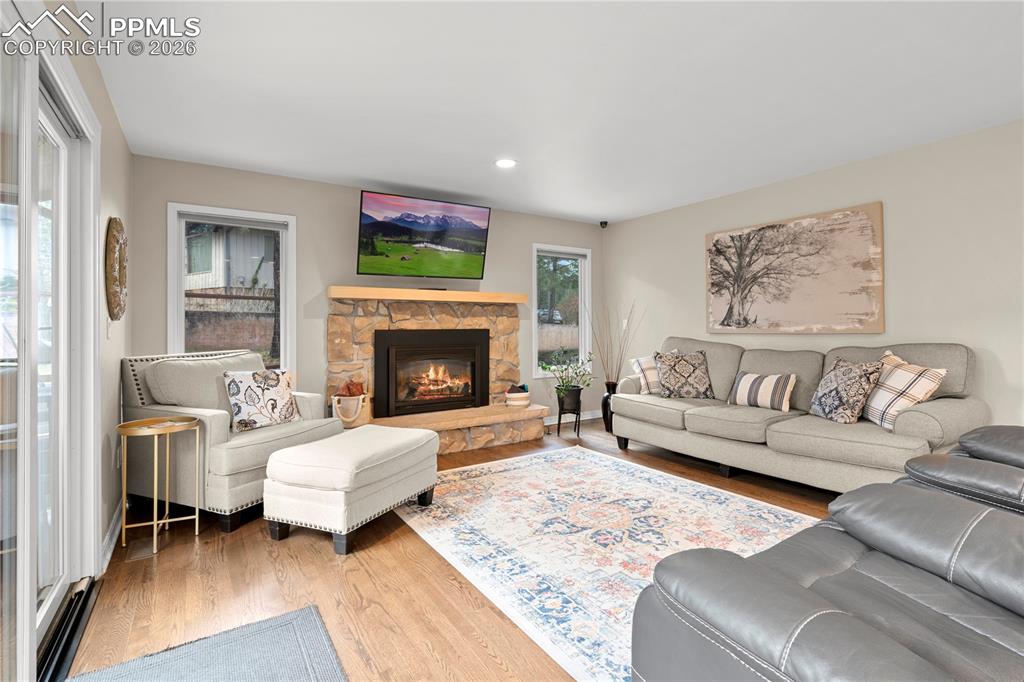 Image 19 of 48: Living Room