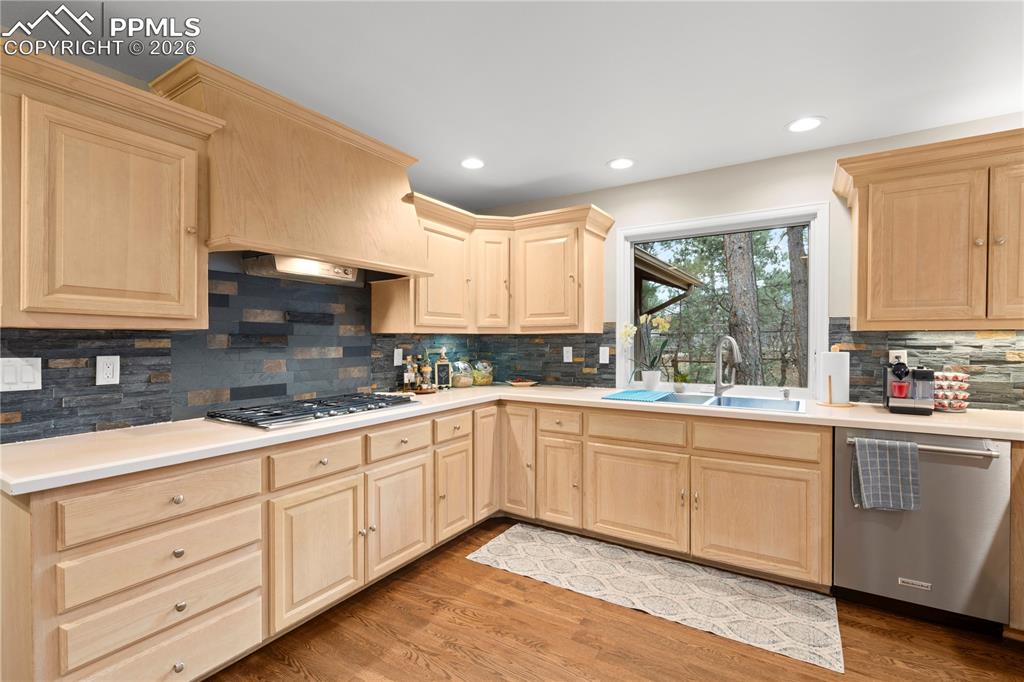 Image 23 of 48: Kitchen