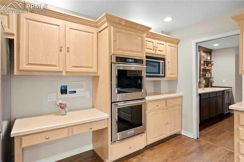 Image 25 of 48: Kitchen