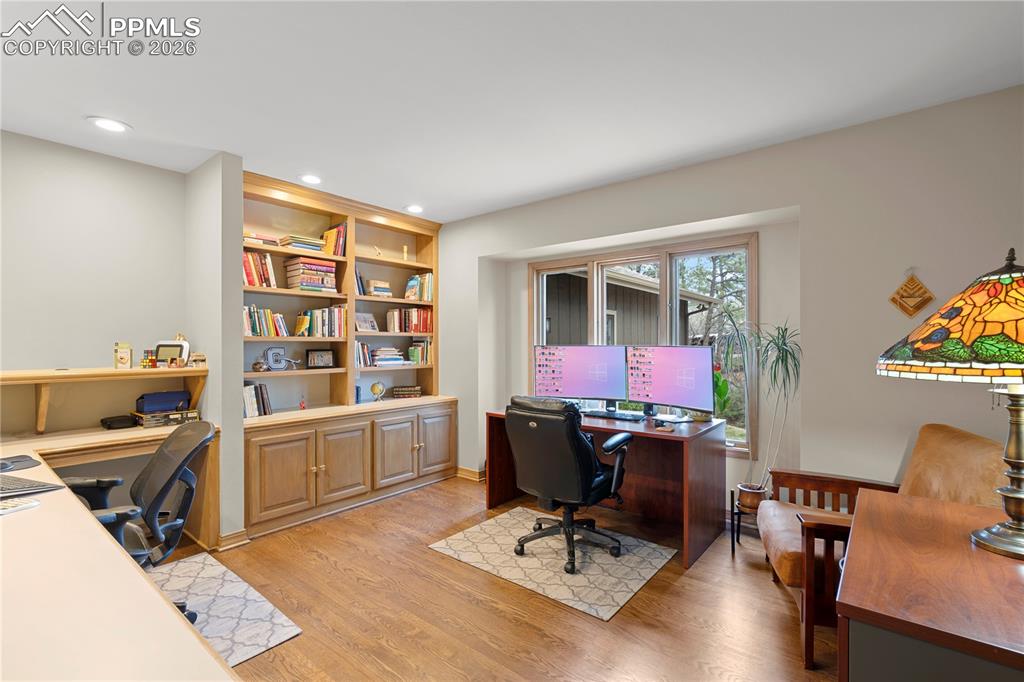 Image 26 of 48: Office