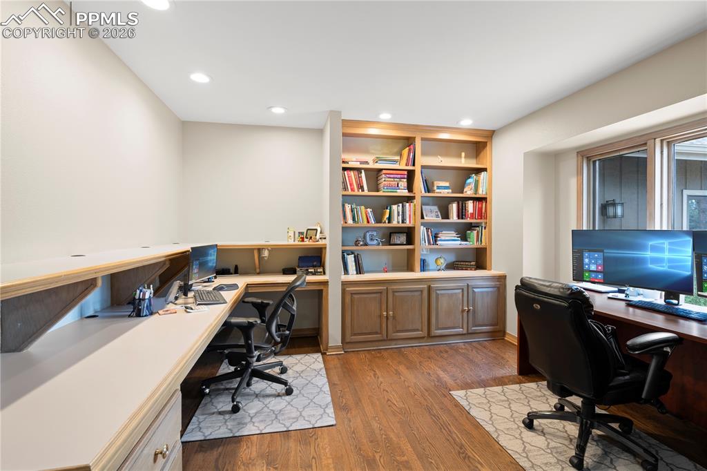 Image 27 of 48: Office