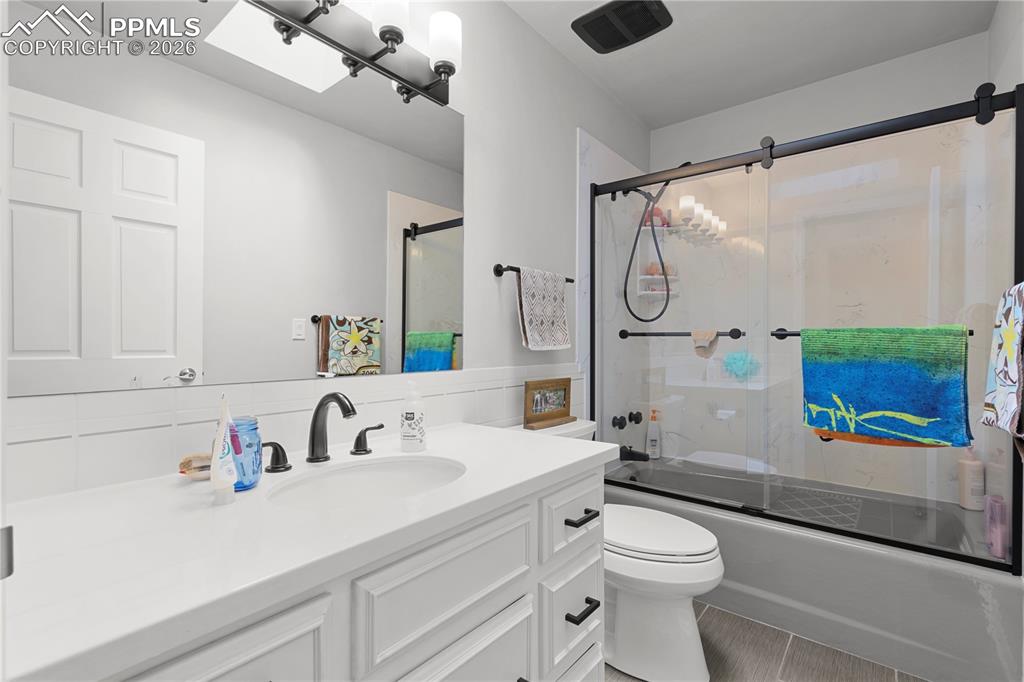 Image 36 of 48: Bathroom