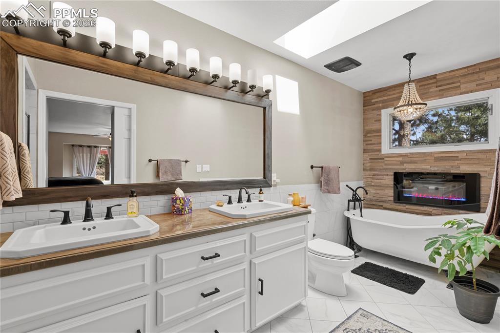 Image 41 of 48: Bathroom