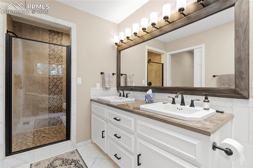 Image 43 of 48: Bathroom