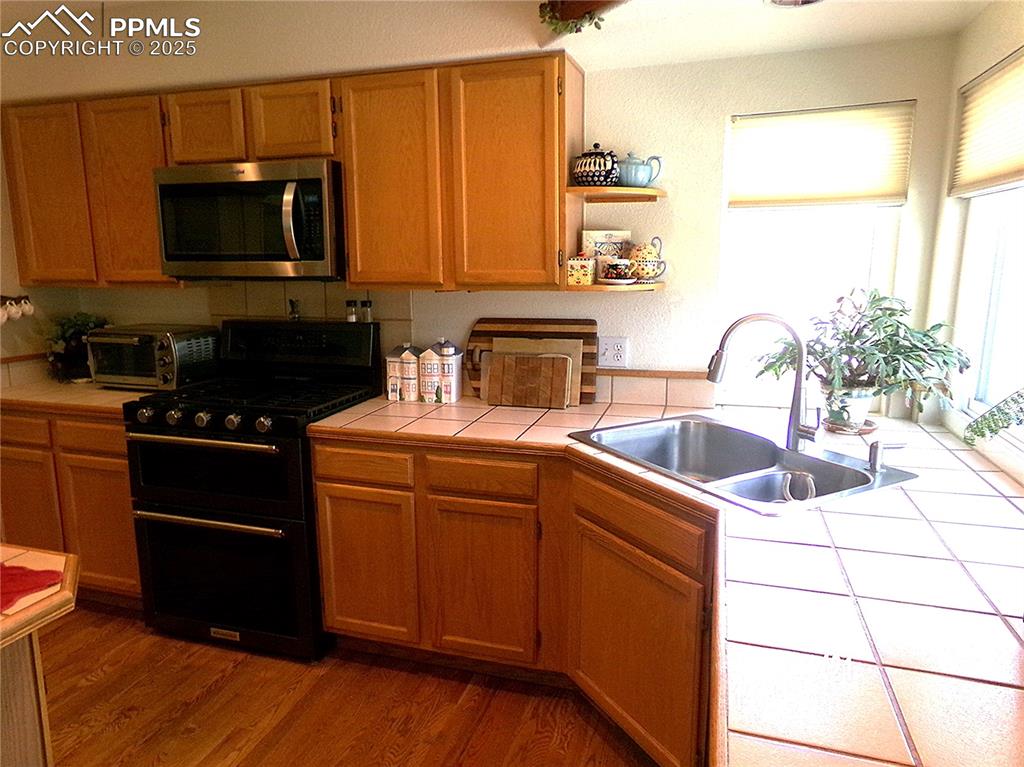 Image 5 of 28: Kitchen