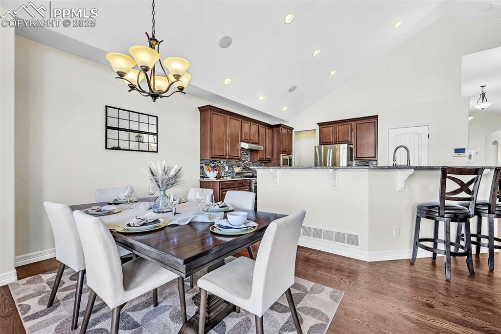 Image 10 of 47: Dining Area