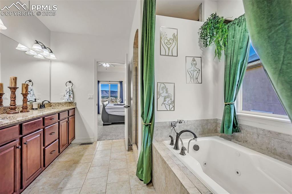 Image 18 of 47: Bathroom