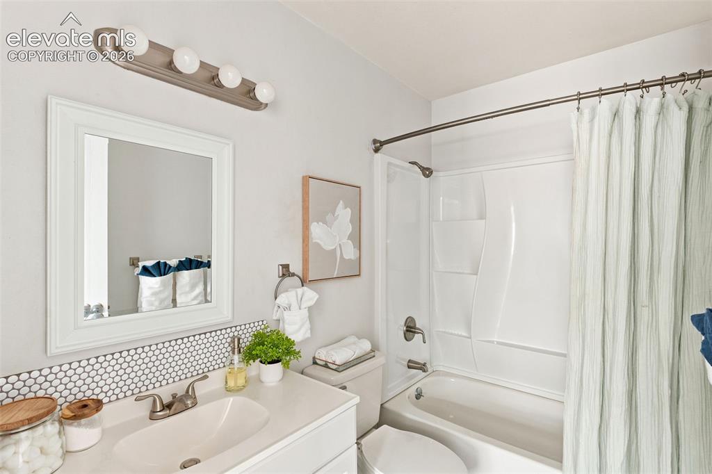 Image 16 of 25: Bathroom