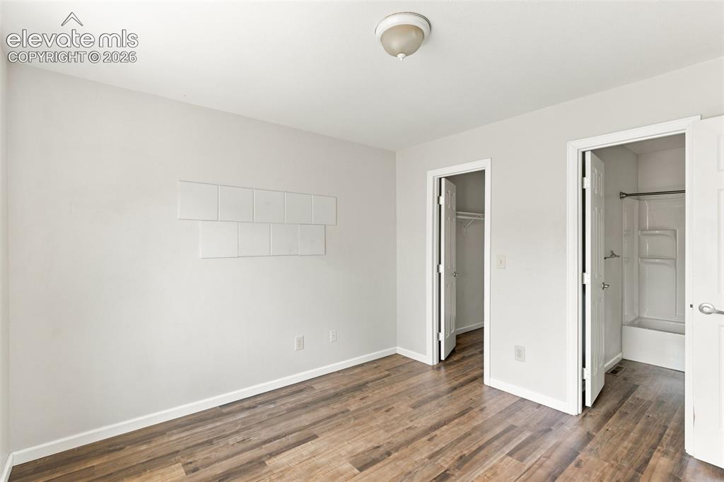 Image 19 of 25: Bedroom