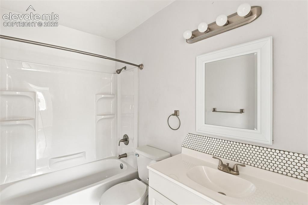 Image 21 of 25: Bathroom