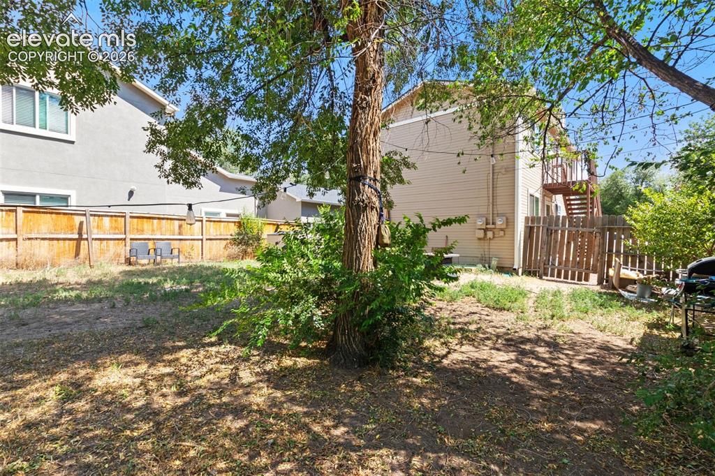 Image 25 of 25: Yard