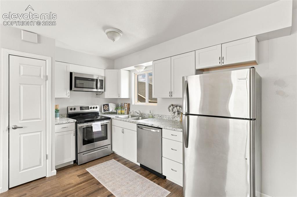 Image 8 of 25: Kitchen
