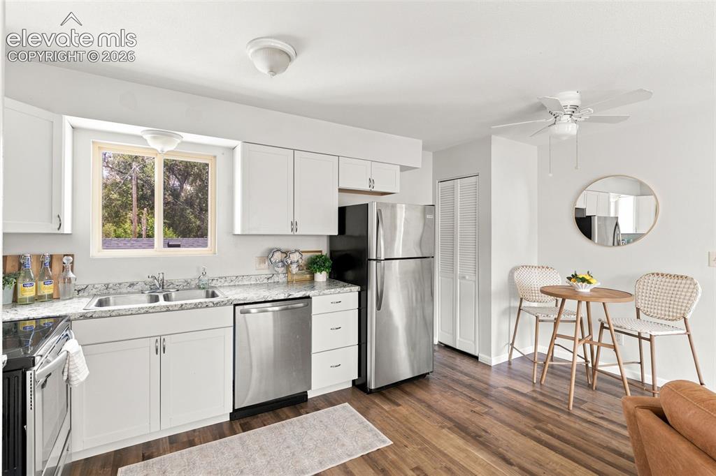 Image 9 of 25: Kitchen