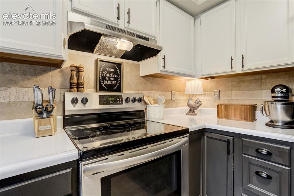 Image 14 of 41: Kitchen