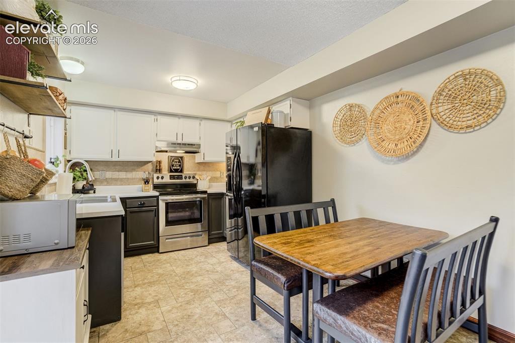 Image 15 of 41: Kitchen